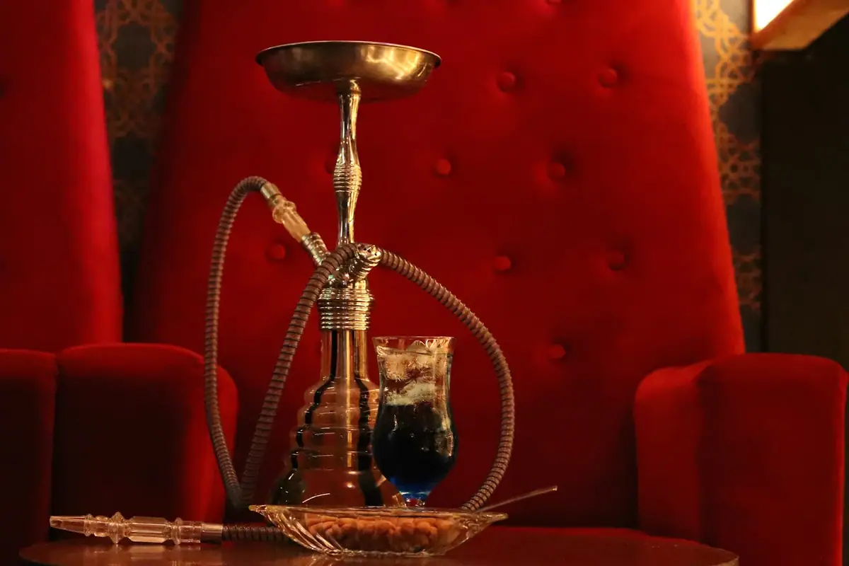 Chicha sur banquette velours